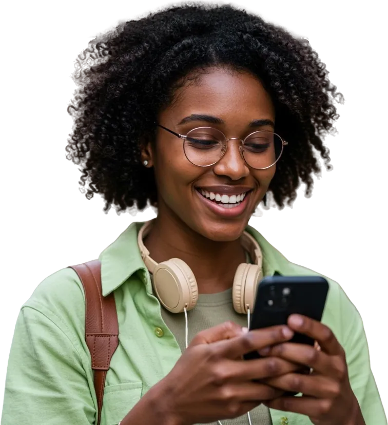 Compradora sorrindo enquanto usa o celular