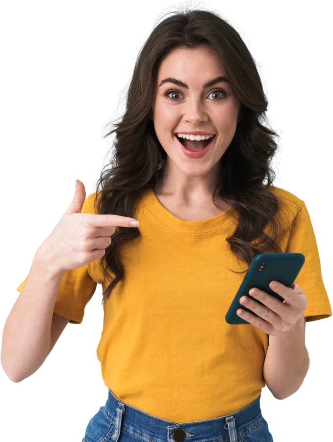 Compradora sorrindo e apontando para o celular
