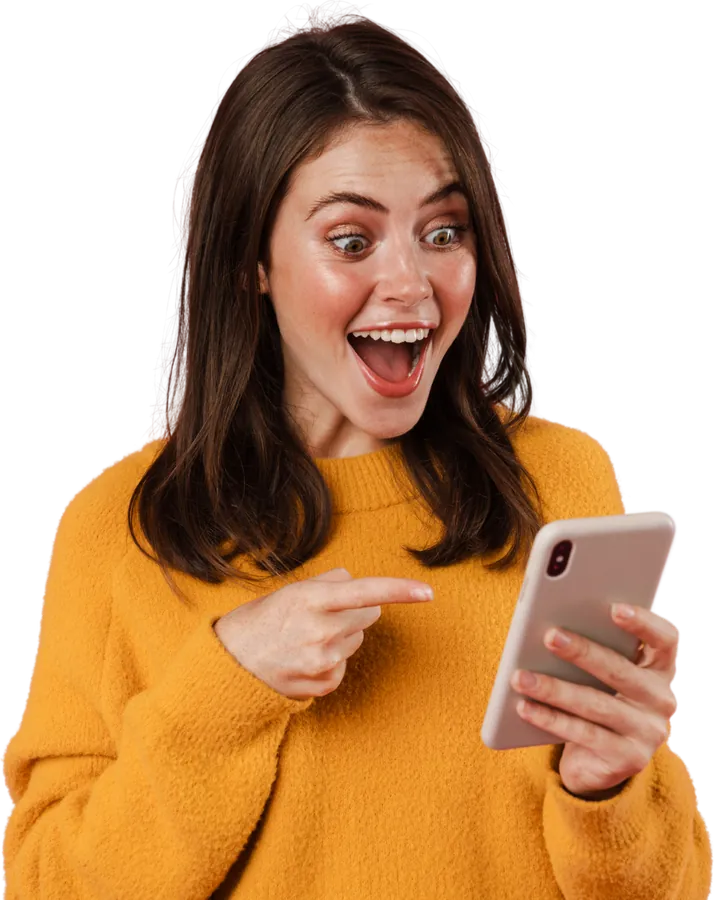 Compradora surpresa olhando para o celular